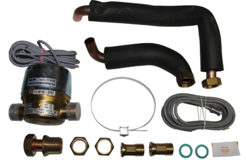Anschluss-Set für Warm-/Kaltwasser mit Zirkulationspumpenanschluss, bestehend aus mehreren Rohren, eine Pumpe und passenden Verbindungselementen, hergestellt von Wolf.